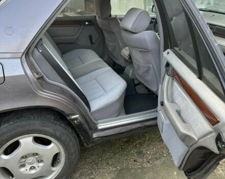 Серый Мерседес В124, объемом двигателя 2 л и пробегом 400 тыс. км за 1800 $, фото 5 на Automoto.ua