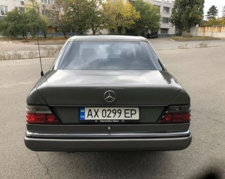 Сірий Мерседес В124, об'ємом двигуна 2.3 л та пробігом 319 тис. км за 1700 $, фото 4 на Automoto.ua