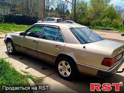 Серый Мерседес В124, объемом двигателя 2 л и пробегом 560 тыс. км за 2200 $, фото 3 на Automoto.ua