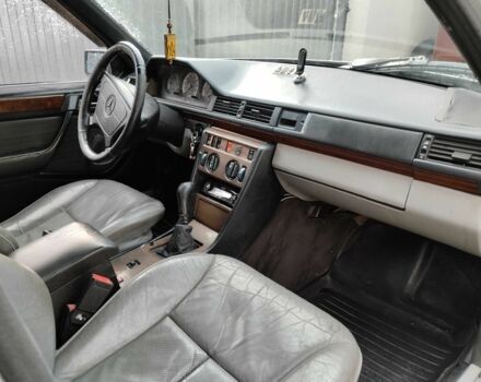Сірий Мерседес В124, об'ємом двигуна 2 л та пробігом 123 тис. км за 1500 $, фото 4 на Automoto.ua