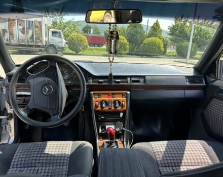 Серый Мерседес В124, объемом двигателя 2.5 л и пробегом 352 тыс. км за 2000 $, фото 6 на Automoto.ua