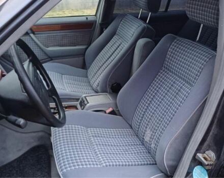 Серый Мерседес В124, объемом двигателя 2.5 л и пробегом 300 тыс. км за 2500 $, фото 7 на Automoto.ua