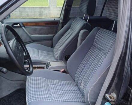 Серый Мерседес В124, объемом двигателя 2.5 л и пробегом 300 тыс. км за 2500 $, фото 5 на Automoto.ua