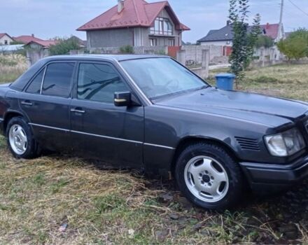 Серый Мерседес В124, объемом двигателя 2.5 л и пробегом 300 тыс. км за 2500 $, фото 2 на Automoto.ua