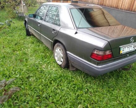 Серый Мерседес В124, объемом двигателя 3 л и пробегом 380 тыс. км за 2700 $, фото 3 на Automoto.ua