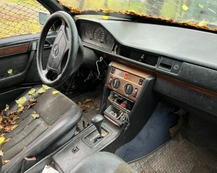 Сірий Мерседес В124, об'ємом двигуна 2.5 л та пробігом 300 тис. км за 238 $, фото 5 на Automoto.ua