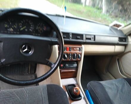 Серый Мерседес В124, объемом двигателя 2.3 л и пробегом 350 тыс. км за 1681 $, фото 2 на Automoto.ua