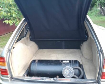 Серый Мерседес В124, объемом двигателя 2.3 л и пробегом 350 тыс. км за 1681 $, фото 4 на Automoto.ua