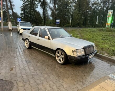 Сірий Мерседес В124, об'ємом двигуна 2.3 л та пробігом 380 тис. км за 2700 $, фото 1 на Automoto.ua