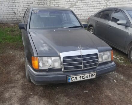 Серый Мерседес В124, объемом двигателя 2.2 л и пробегом 400 тыс. км за 2000 $, фото 1 на Automoto.ua