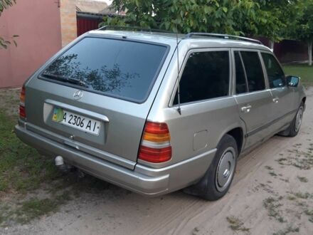 Серый Мерседес В124, объемом двигателя 2.3 л и пробегом 350 тыс. км за 1681 $, фото 1 на Automoto.ua