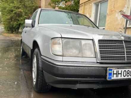 Серый Мерседес В124, объемом двигателя 2.3 л и пробегом 320 тыс. км за 2500 $, фото 1 на Automoto.ua