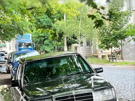 Мерседес В124 1992 у Береговом на Automoto.ua Сірий Мерседес В124, об'ємом двигуна 2 л та пробігом 490 тис. км за 2400 $, фото 1 на Automoto.ua