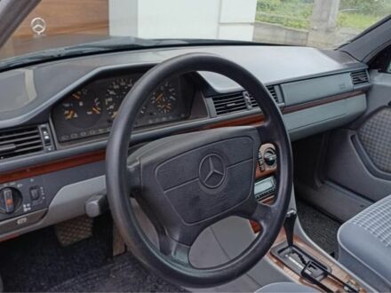 Серый Мерседес В124, объемом двигателя 2.5 л и пробегом 300 тыс. км за 2500 $, фото 1 на Automoto.ua