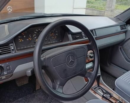Сірий Мерседес В124, об'ємом двигуна 2.5 л та пробігом 300 тис. км за 2500 $, фото 1 на Automoto.ua
