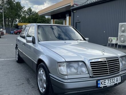 Серый Мерседес В124, объемом двигателя 2.2 л и пробегом 450 тыс. км за 4600 $, фото 1 на Automoto.ua