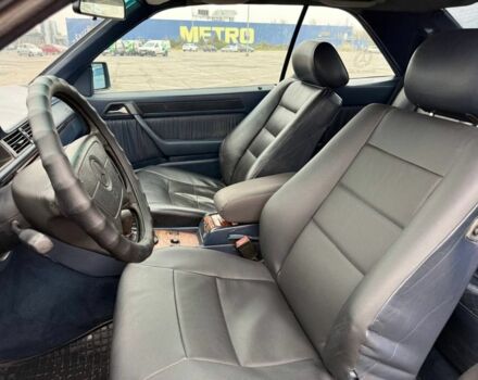 Синий Мерседес В124, объемом двигателя 2 л и пробегом 390 тыс. км за 2250 $, фото 5 на Automoto.ua