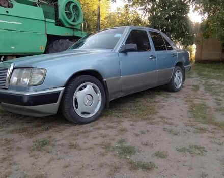 Синий Мерседес В124, объемом двигателя 2.3 л и пробегом 380 тыс. км за 1600 $, фото 2 на Automoto.ua