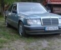 Синий Мерседес В124, объемом двигателя 2.3 л и пробегом 380 тыс. км за 1600 $, фото 1 на Automoto.ua