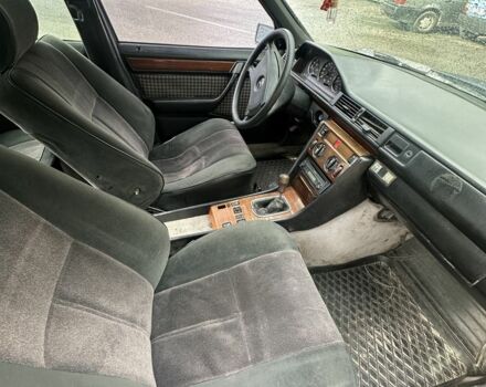 Синий Мерседес В124, объемом двигателя 2.6 л и пробегом 333 тыс. км за 1700 $, фото 4 на Automoto.ua