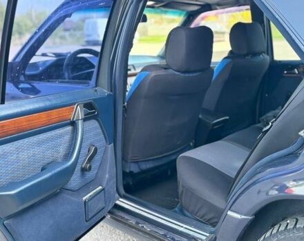 Синий Мерседес В124, объемом двигателя 2.3 л и пробегом 350 тыс. км за 2600 $, фото 5 на Automoto.ua