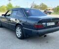 Синий Мерседес В124, объемом двигателя 2.3 л и пробегом 350 тыс. км за 2600 $, фото 1 на Automoto.ua