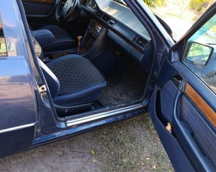 Синій Мерседес В124, об'ємом двигуна 2.3 л та пробігом 400 тис. км за 2800 $, фото 3 на Automoto.ua