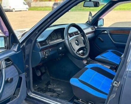 Синий Мерседес В124, объемом двигателя 2.3 л и пробегом 350 тыс. км за 2600 $, фото 4 на Automoto.ua