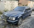 Синий Мерседес В124, объемом двигателя 2.2 л и пробегом 500 тыс. км за 700 $, фото 1 на Automoto.ua