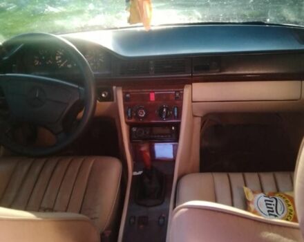 Синий Мерседес В124, объемом двигателя 3 л и пробегом 240 тыс. км за 1500 $, фото 7 на Automoto.ua