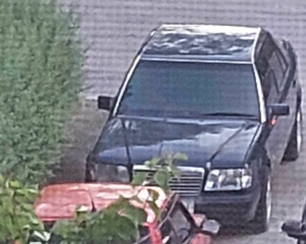 Синий Мерседес В124, объемом двигателя 2.2 л и пробегом 3 тыс. км за 1500 $, фото 3 на Automoto.ua