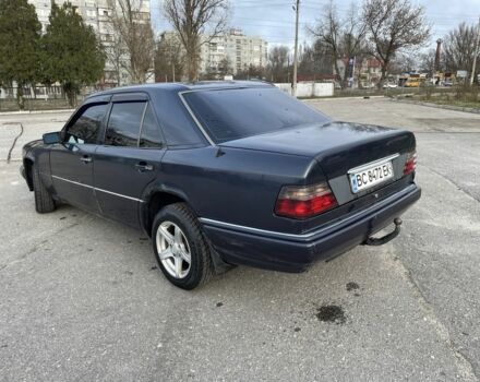 Синий Мерседес В124, объемом двигателя 3 л и пробегом 400 тыс. км за 1600 $, фото 3 на Automoto.ua