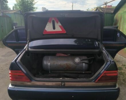 Синий Мерседес В124, объемом двигателя 4.2 л и пробегом 1000 тыс. км за 3000 $, фото 2 на Automoto.ua