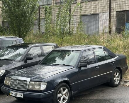 Синий Мерседес В124, объемом двигателя 2.6 л и пробегом 333 тыс. км за 1700 $, фото 1 на Automoto.ua