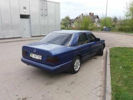 Синий Мерседес В124, объемом двигателя 2 л и пробегом 355 тыс. км за 3100 $, фото 1 на Automoto.ua