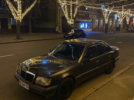 Синий Мерседес В124, объемом двигателя 2 л и пробегом 220 тыс. км за 1700 $, фото 1 на Automoto.ua