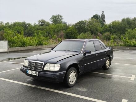 Мерседес В124 1994 в Буче на Automoto.ua Синий Мерседес В124, объемом двигателя 2.2 л и пробегом 380 тыс. км за 2200 $, фото 1 на Automoto.ua