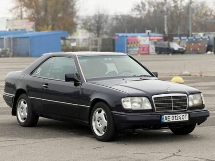 Синий Мерседес В124, объемом двигателя 2 л и пробегом 390 тыс. км за 2250 $, фото 1 на Automoto.ua