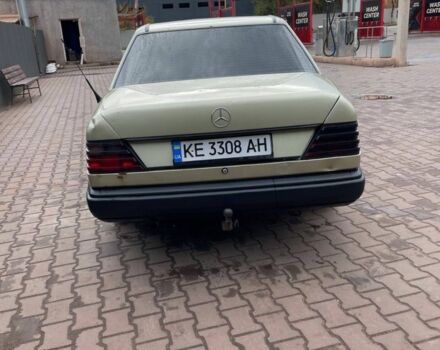 Зеленый Мерседес В124, объемом двигателя 2 л и пробегом 300 тыс. км за 1600 $, фото 3 на Automoto.ua