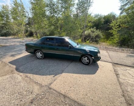 Зеленый Мерседес В124, объемом двигателя 3 л и пробегом 350 тыс. км за 1200 $, фото 3 на Automoto.ua