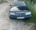 Зелений Мерседес В124, об'ємом двигуна 2.2 л та пробігом 3 тис. км за 1100 $, фото 1 на Automoto.ua