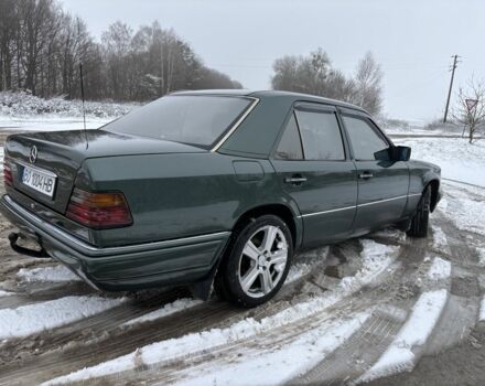 Зеленый Мерседес В124, объемом двигателя 2 л и пробегом 400 тыс. км за 3900 $, фото 13 на Automoto.ua