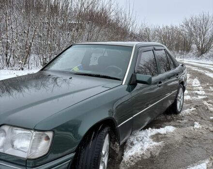 Зеленый Мерседес В124, объемом двигателя 2 л и пробегом 400 тыс. км за 3900 $, фото 10 на Automoto.ua