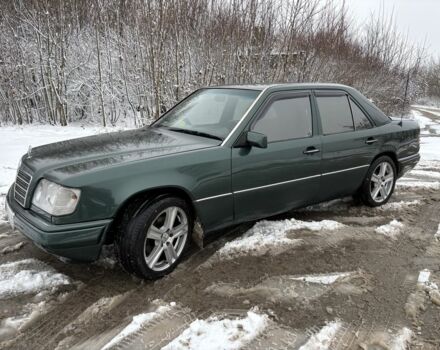 Зеленый Мерседес В124, объемом двигателя 2 л и пробегом 400 тыс. км за 3900 $, фото 7 на Automoto.ua