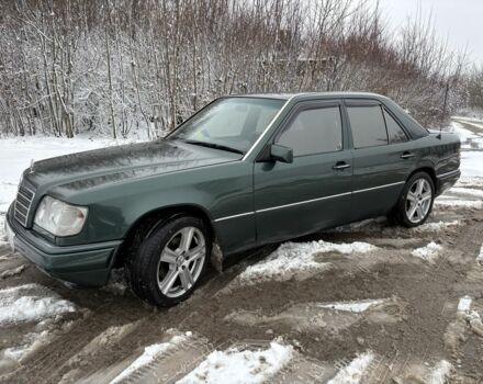 Зеленый Мерседес В124, объемом двигателя 2 л и пробегом 400 тыс. км за 3900 $, фото 5 на Automoto.ua