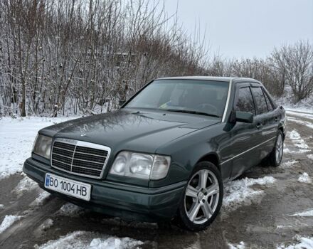 Зеленый Мерседес В124, объемом двигателя 2 л и пробегом 400 тыс. км за 3900 $, фото 1 на Automoto.ua