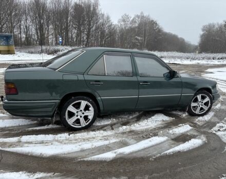 Зеленый Мерседес В124, объемом двигателя 2 л и пробегом 400 тыс. км за 3900 $, фото 3 на Automoto.ua