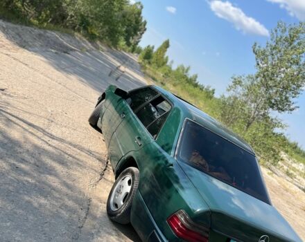 Зеленый Мерседес В124, объемом двигателя 3 л и пробегом 350 тыс. км за 1200 $, фото 1 на Automoto.ua