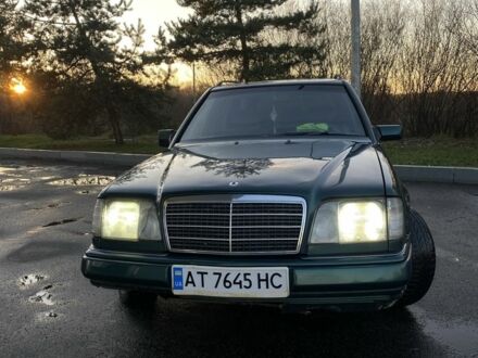 Зелений Мерседес В124, об'ємом двигуна 2 л та пробігом 389 тис. км за 2200 $, фото 1 на Automoto.ua