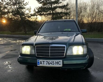 Зелений Мерседес В124, об'ємом двигуна 2 л та пробігом 389 тис. км за 2200 $, фото 1 на Automoto.ua